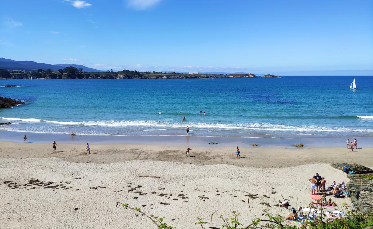 Фото Playa de Arnao с светлый песок поверхностью