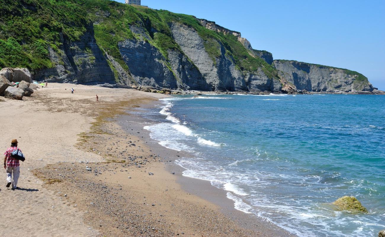 Фото Playa de Serin с песок с галькой поверхностью