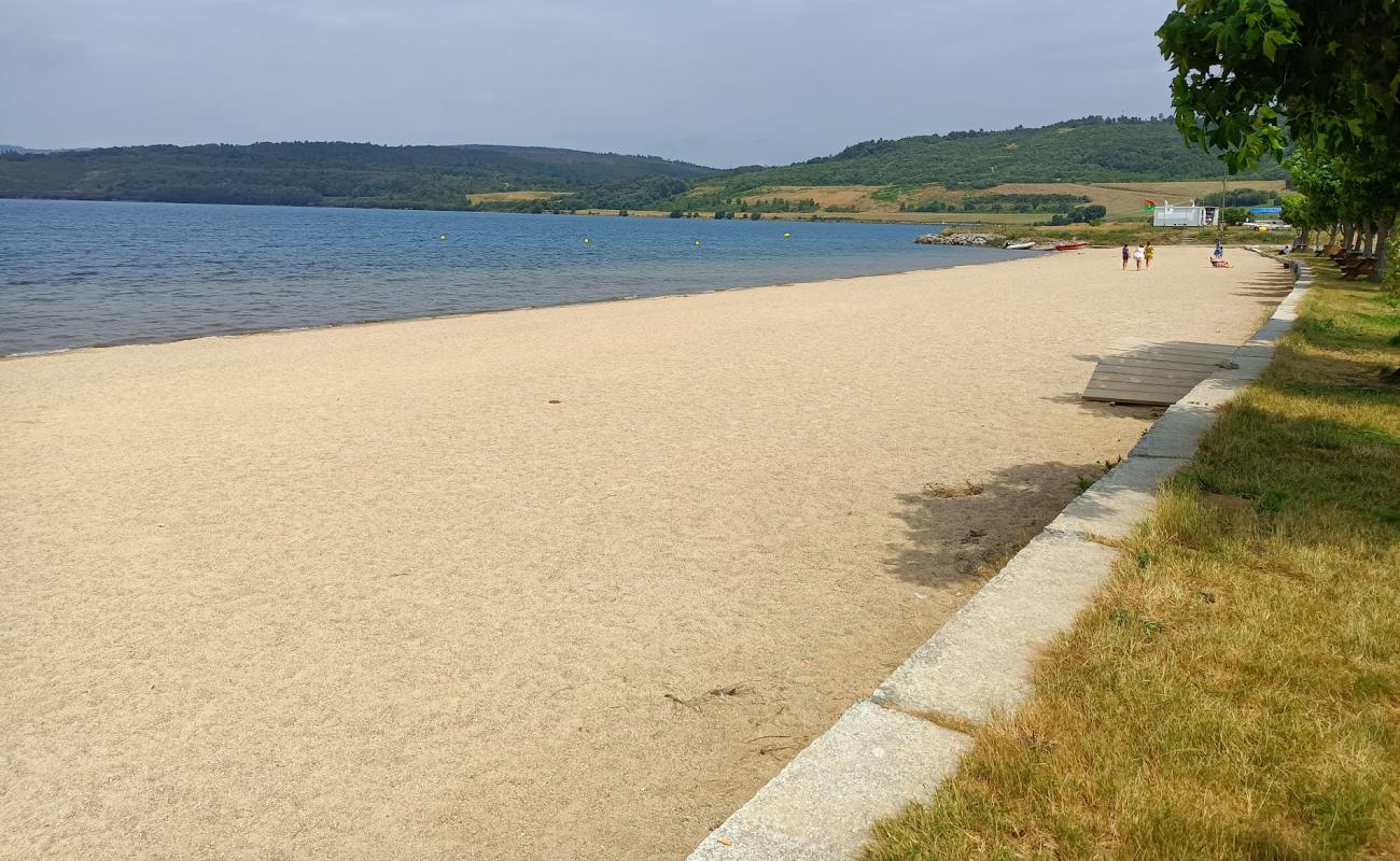 Фото Playa Del Lago De As Pontes с светлый песок поверхностью