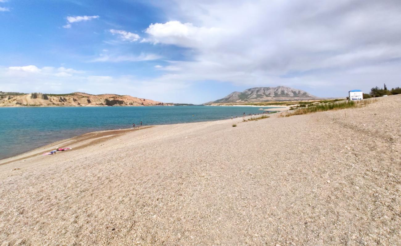 Фото Playa De Freila с песок с галькой поверхностью