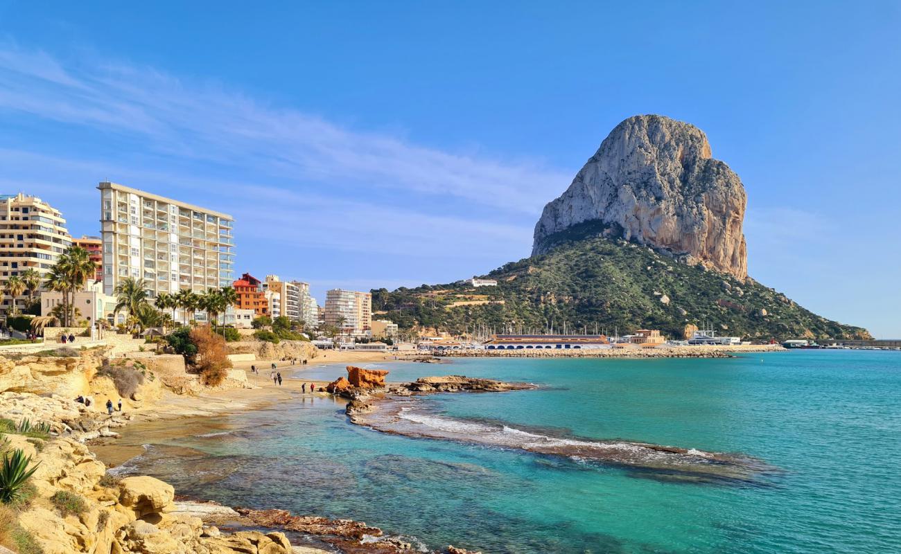 Фото Playa Calpe с светлый песок поверхностью