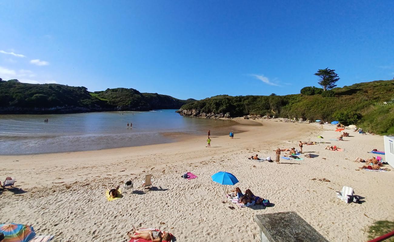 Фото Playa de Poo с светлый песок поверхностью