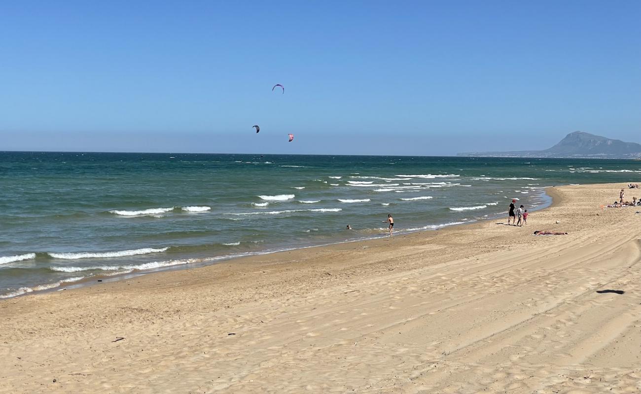 Фото Playa De Piles с светлый песок поверхностью