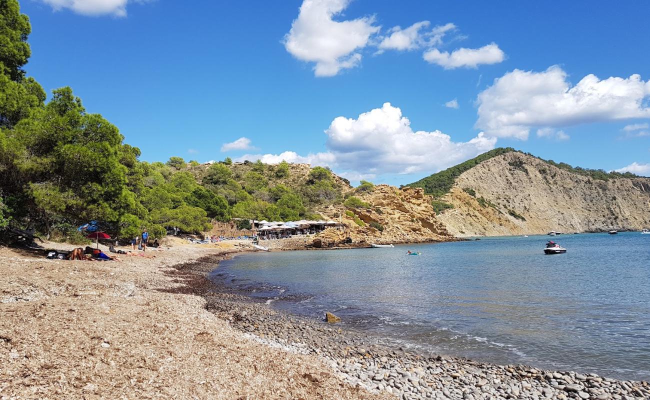 Фото Playa Es Xarcu с серая галька поверхностью