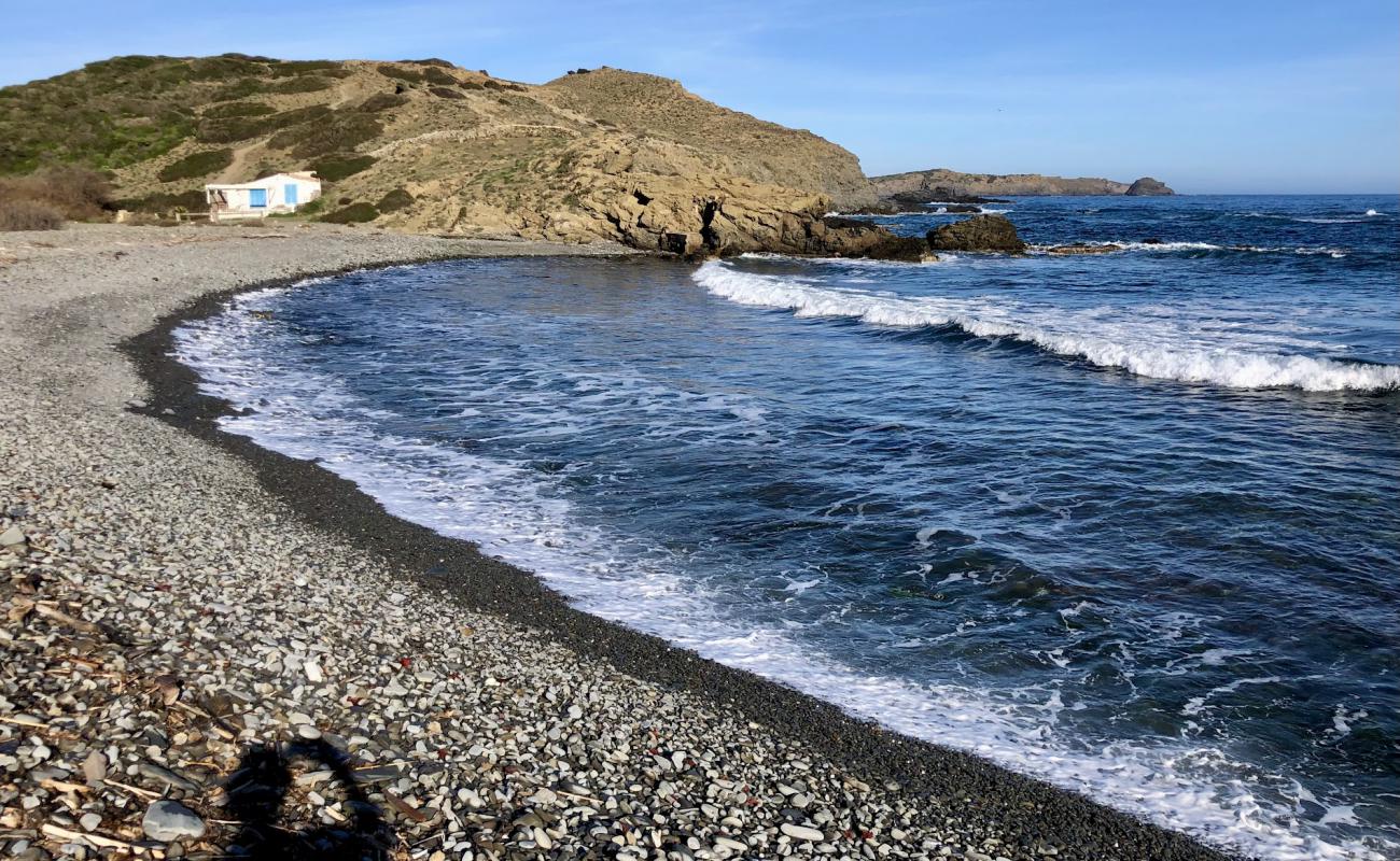 Фото Cala Macar de Binillauti с серая галька поверхностью