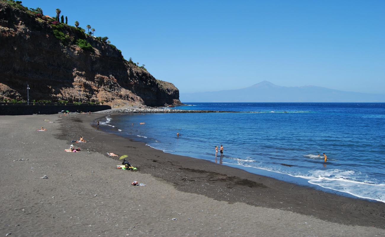 Фото Playa de la Cueva с песок с галькой поверхностью