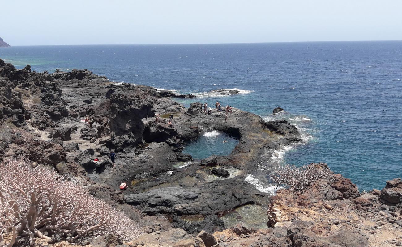 Фото Playa Y Piscinas Naturales с камни поверхностью