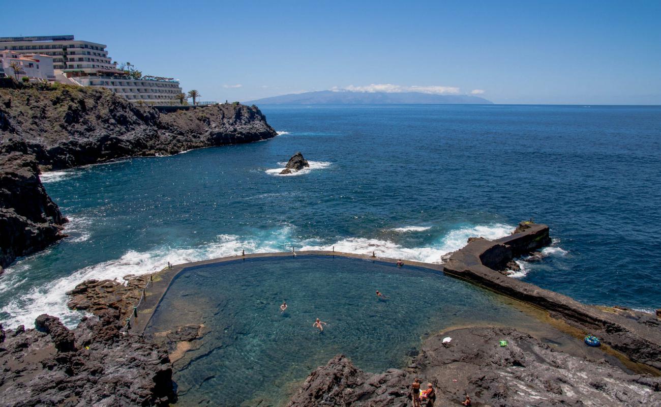 Фото Piscina Natural Acantilado de Los Gigantes с бетон поверхностью