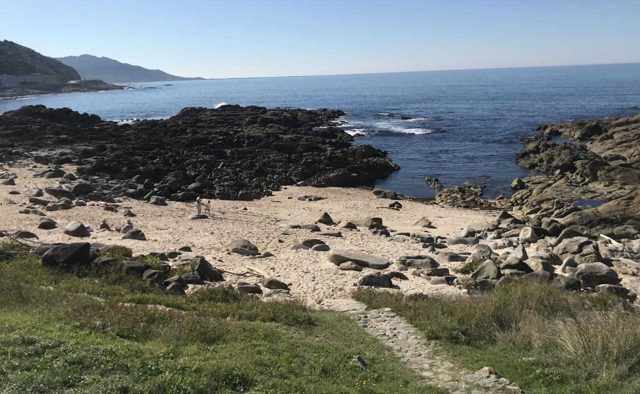 Фото Praia dos Frades с белая чистая галька поверхностью