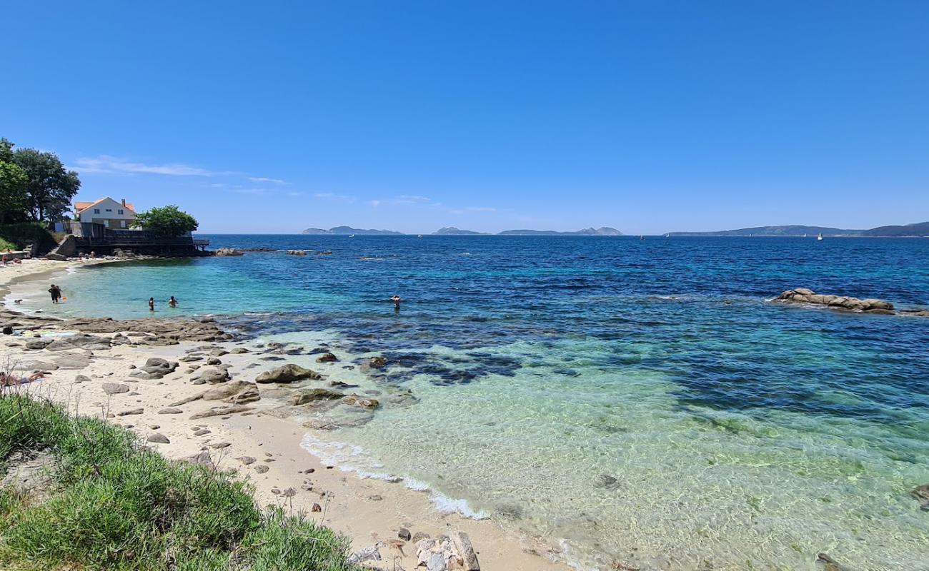 Фото Praia da Mourisca с светлый песок поверхностью