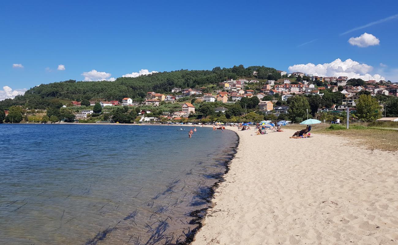 Фото Praia de Cesantes с светлый песок поверхностью