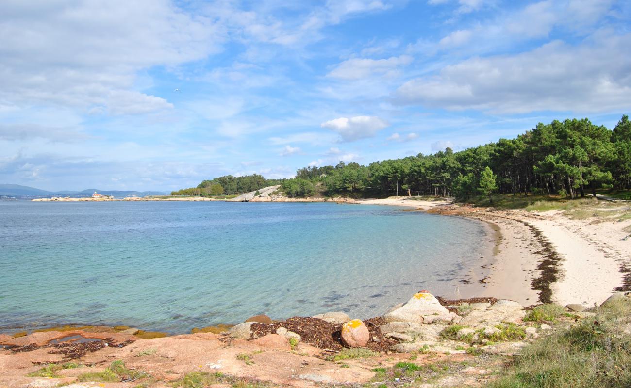 Фото Praia Area da Secada с светлый песок поверхностью