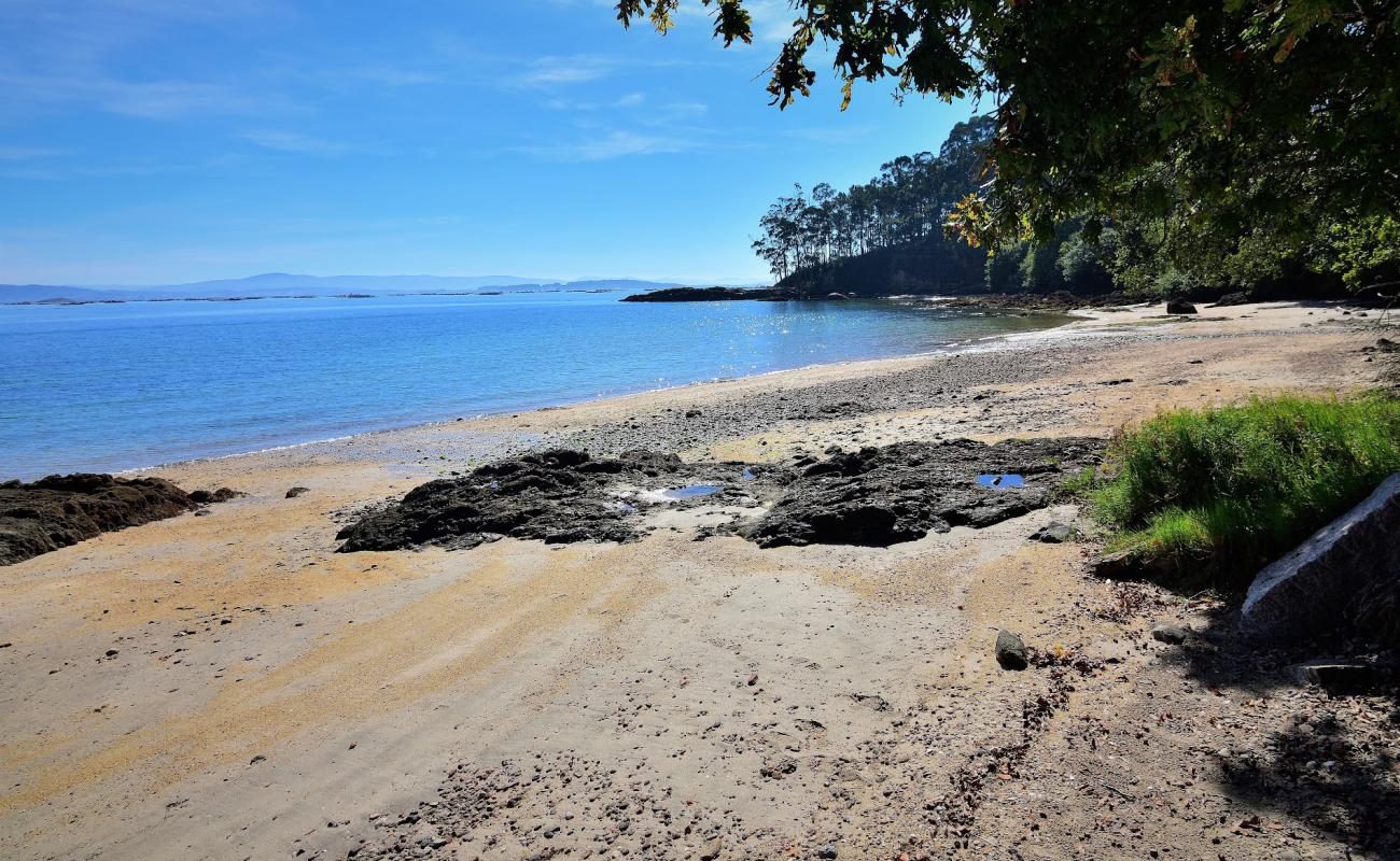 Фото Praia Da Merce с песок с камнями поверхностью