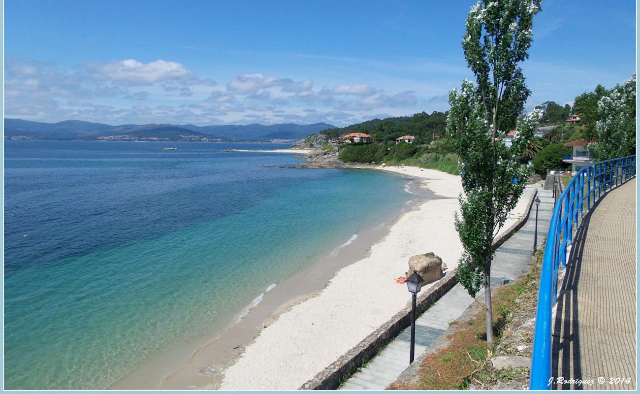 Фото Praia de Suigrexa с светлый песок поверхностью