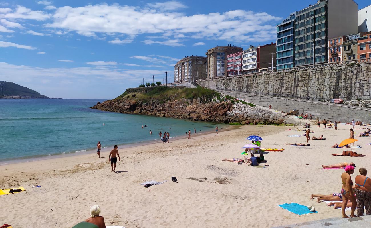 Фото Praia de las Amorosas с светлый песок поверхностью