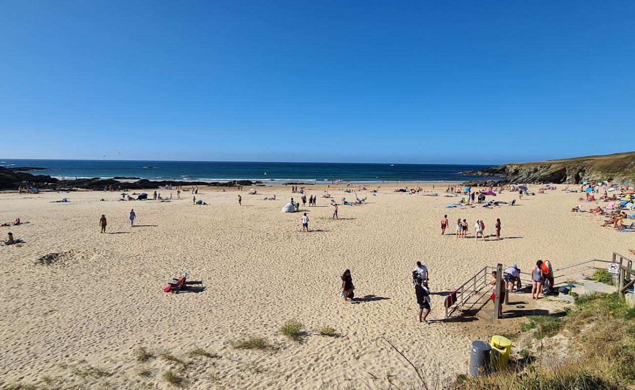 Фото Playa de Serantes с светлый песок поверхностью