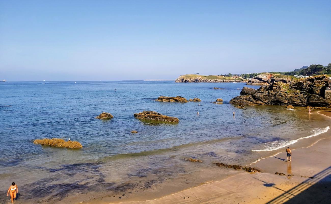 Фото Playa de Candas с светлый песок поверхностью