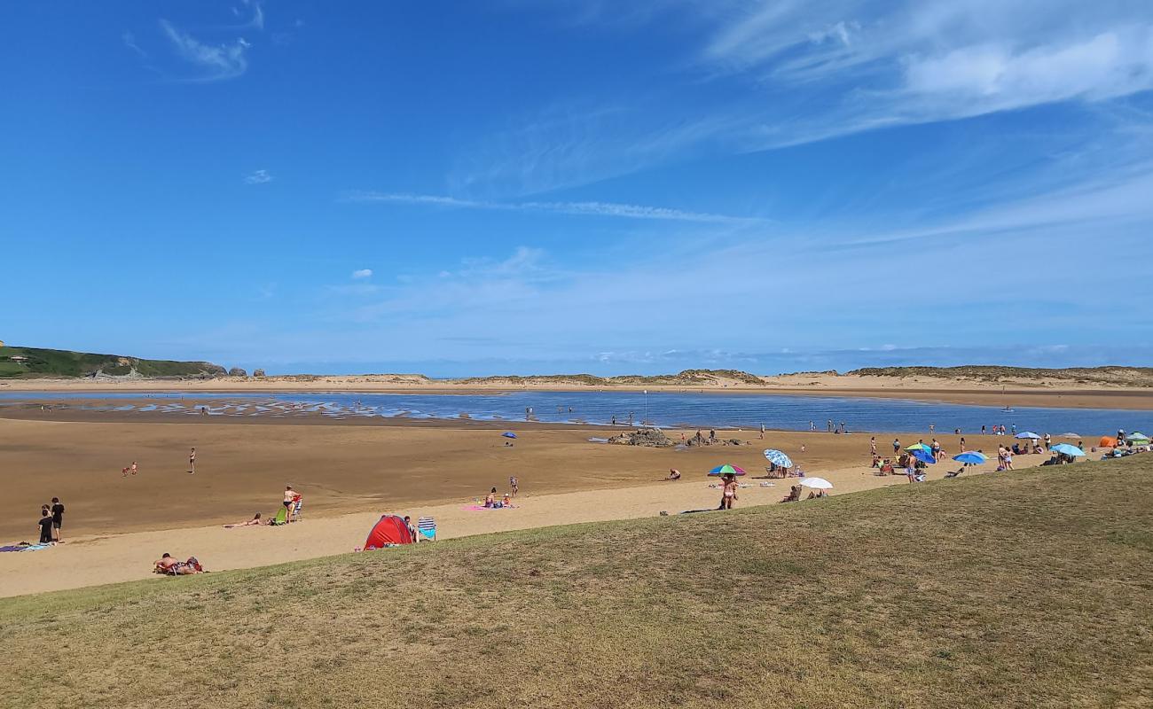 Фото Playa de Usil с светлый песок поверхностью