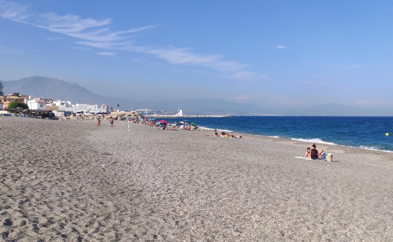 Фото Playa de la Duquesa с серая чистая галька поверхностью