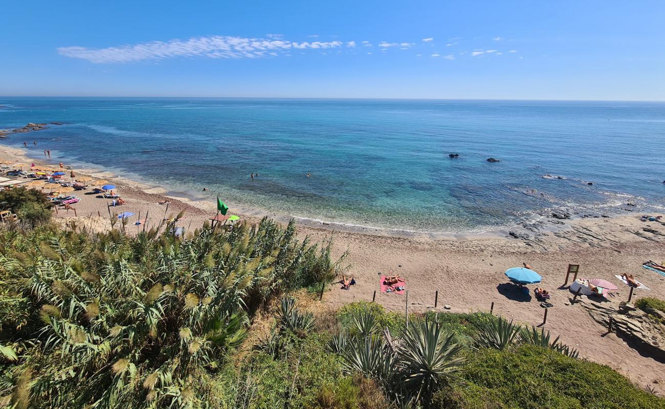 Фото Playa Naturista de Playamarina с песок с галькой поверхностью