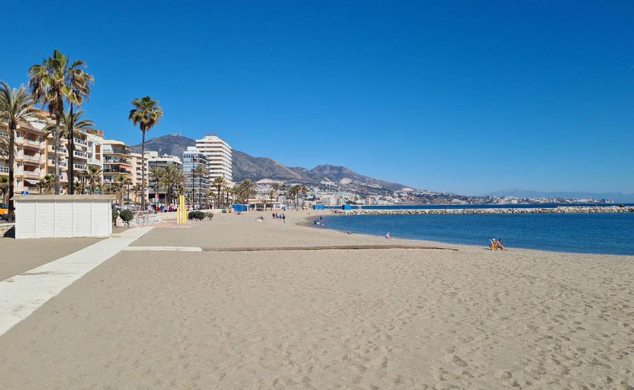 Фото Playa de los Boliches с светлый песок поверхностью