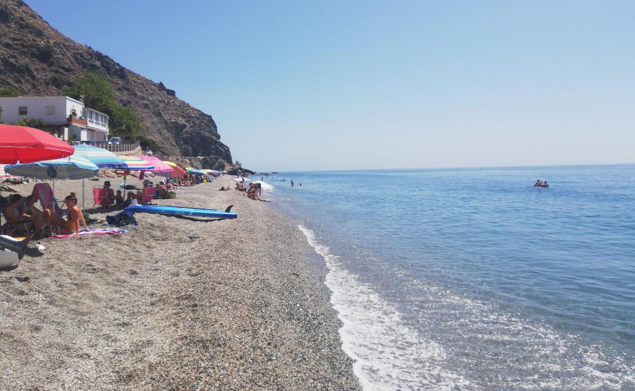 Фото Playa De El Lance с серая чистая галька поверхностью