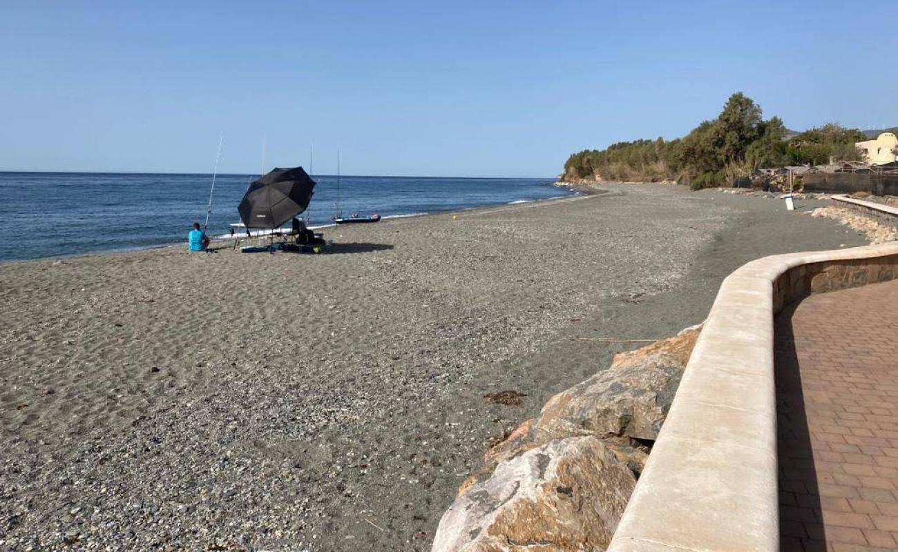 Фото Playa Castillo de Banos с серая чистая галька поверхностью