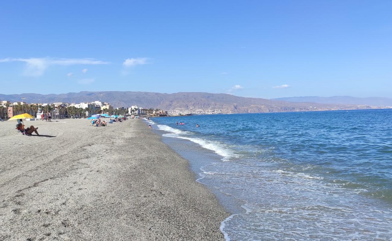 Фото Playa de La Bajadilla с серая чистая галька поверхностью