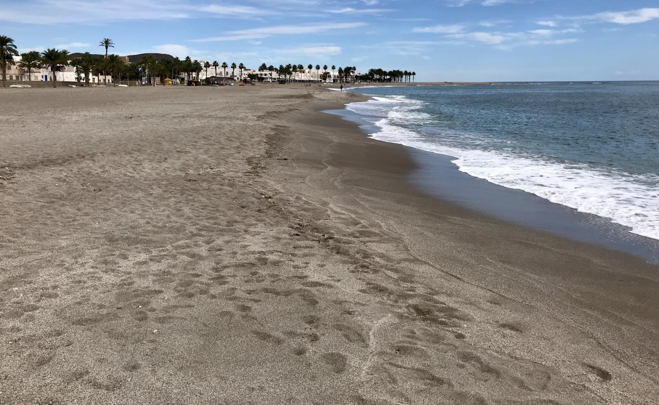 Фото Playa de Los Cocones с светлый песок поверхностью