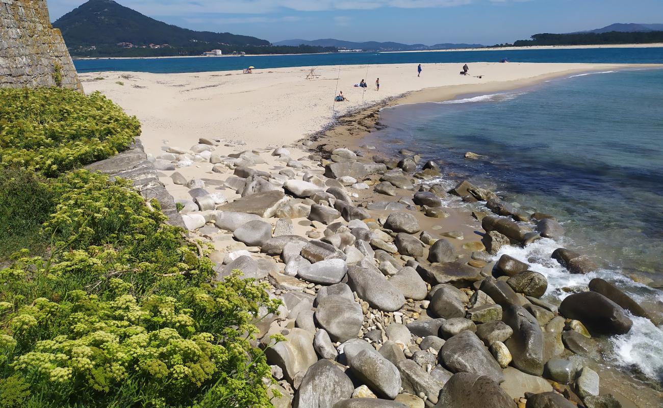 Фото Praia do Forte da Insua с светлый песок поверхностью