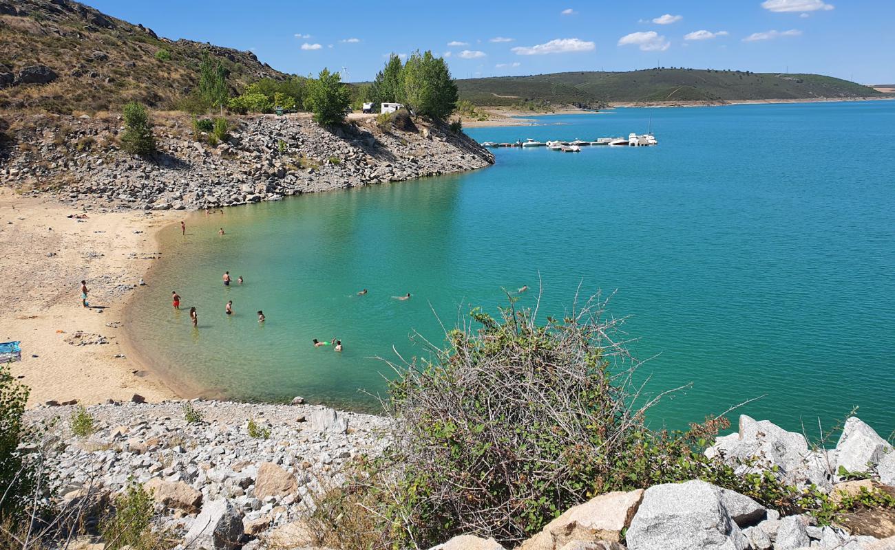 Фото Playa Fluvial de Ricobayo с светлый песок поверхностью