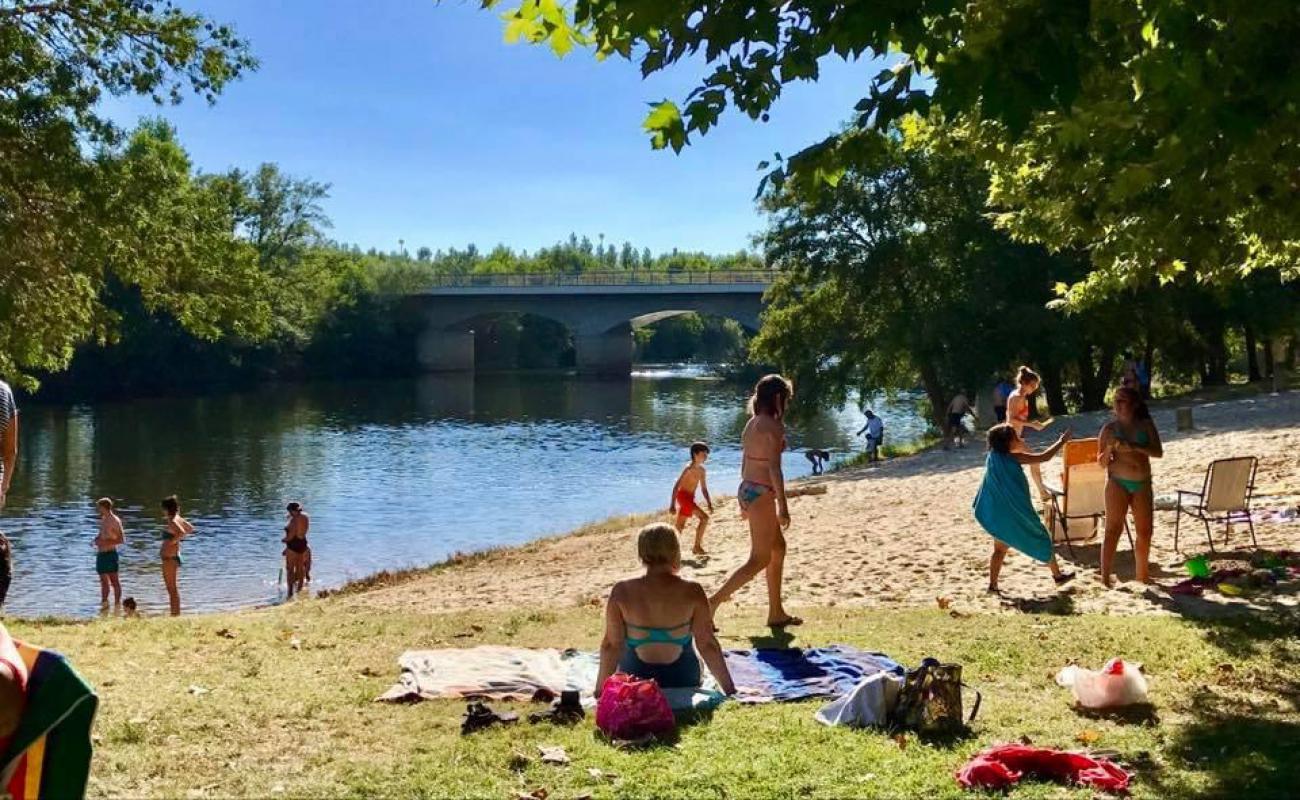 Фото Playa Fluvial de El Tamaral с светлый песок поверхностью