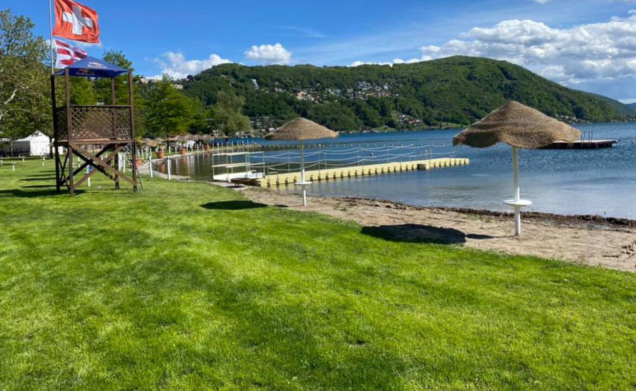 Фото Strandbad Brienz с трава поверхностью