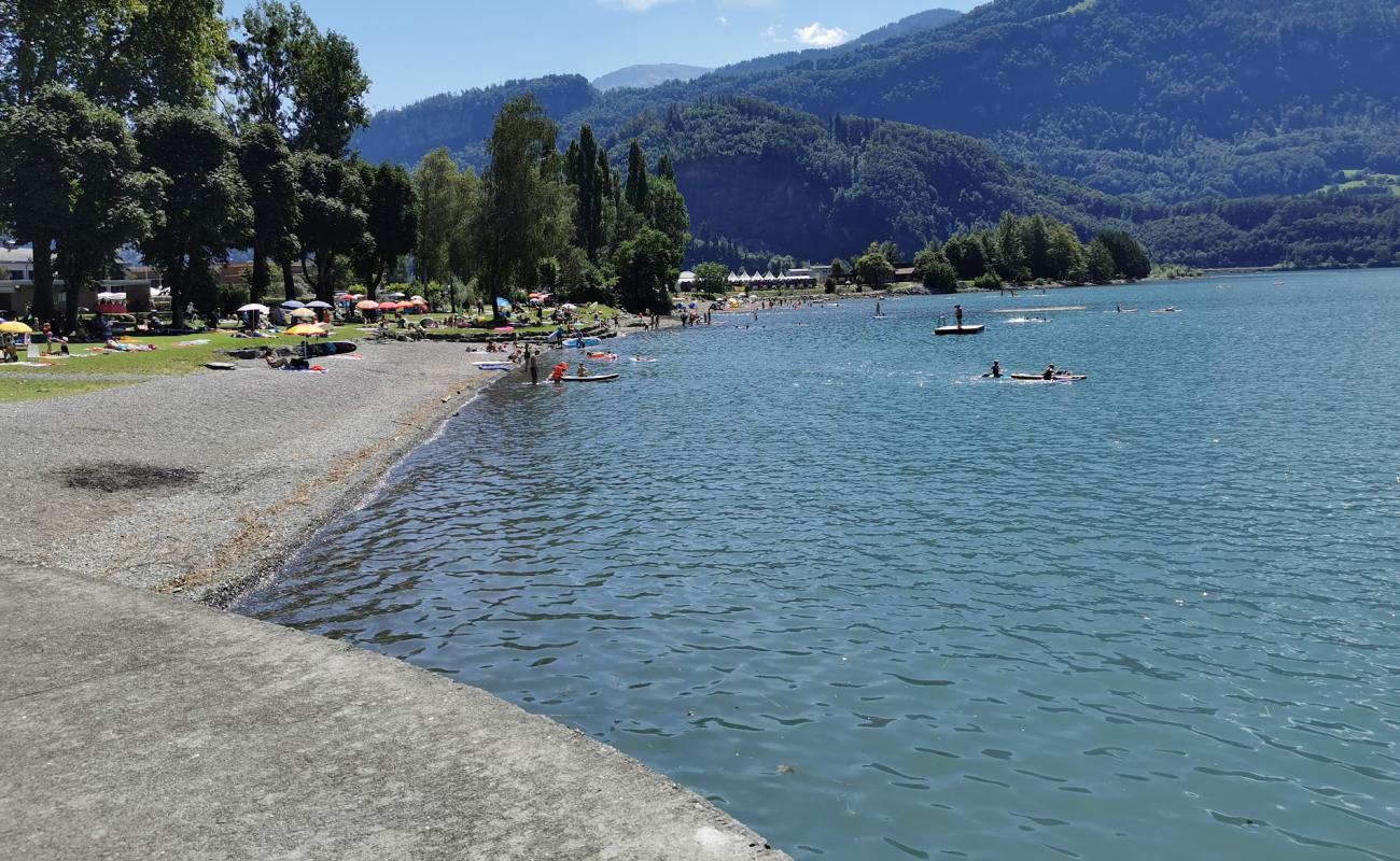 Фото Strandbad Walenstadt с серая чистая галька поверхностью