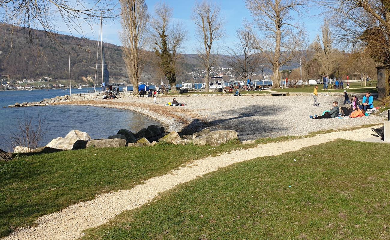 Фото Badestrand Ipsach с серая чистая галька поверхностью