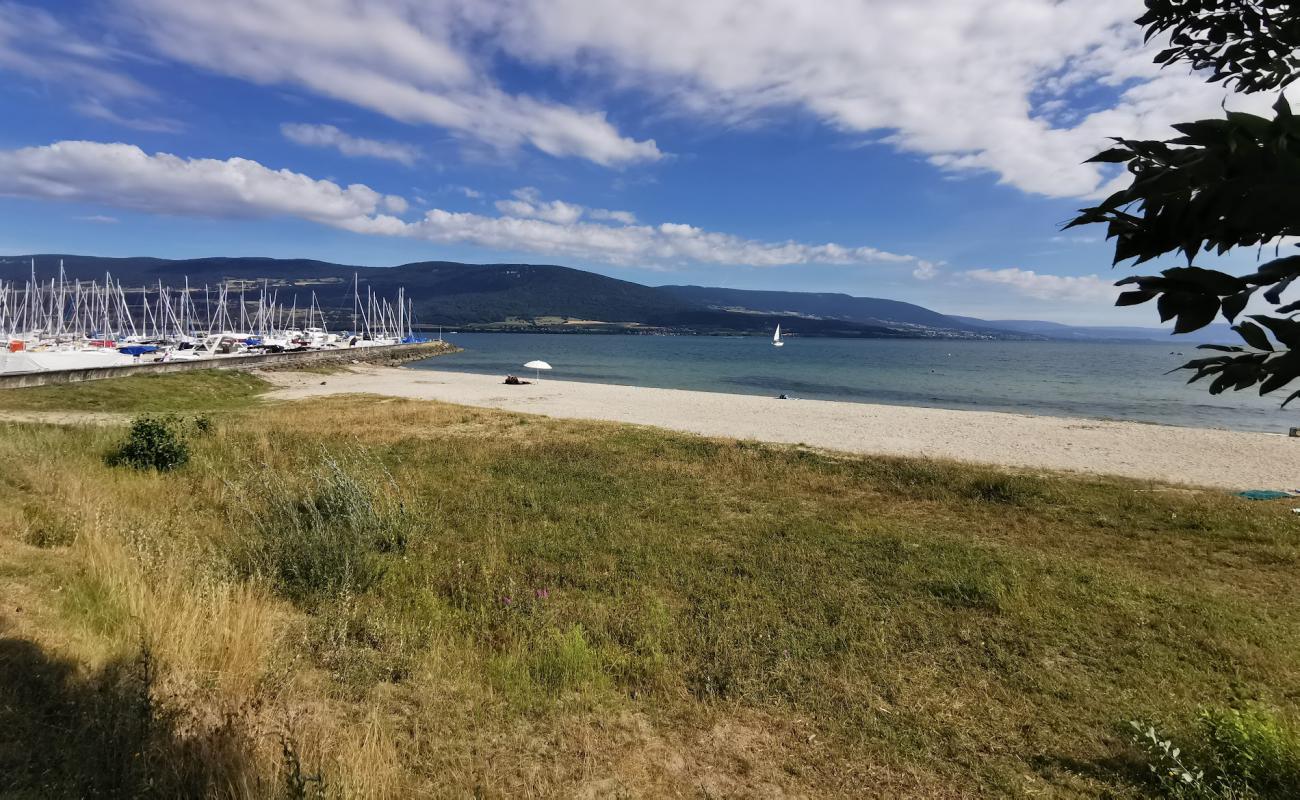 Фото Port d'Yvonand Beach с светлый песок поверхностью