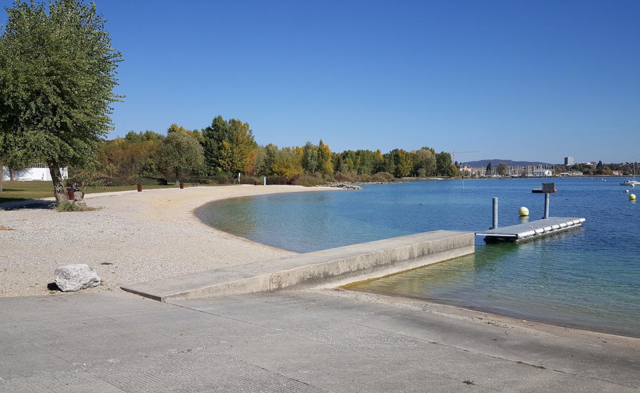 Фото Plage Hauterive с серая чистая галька поверхностью