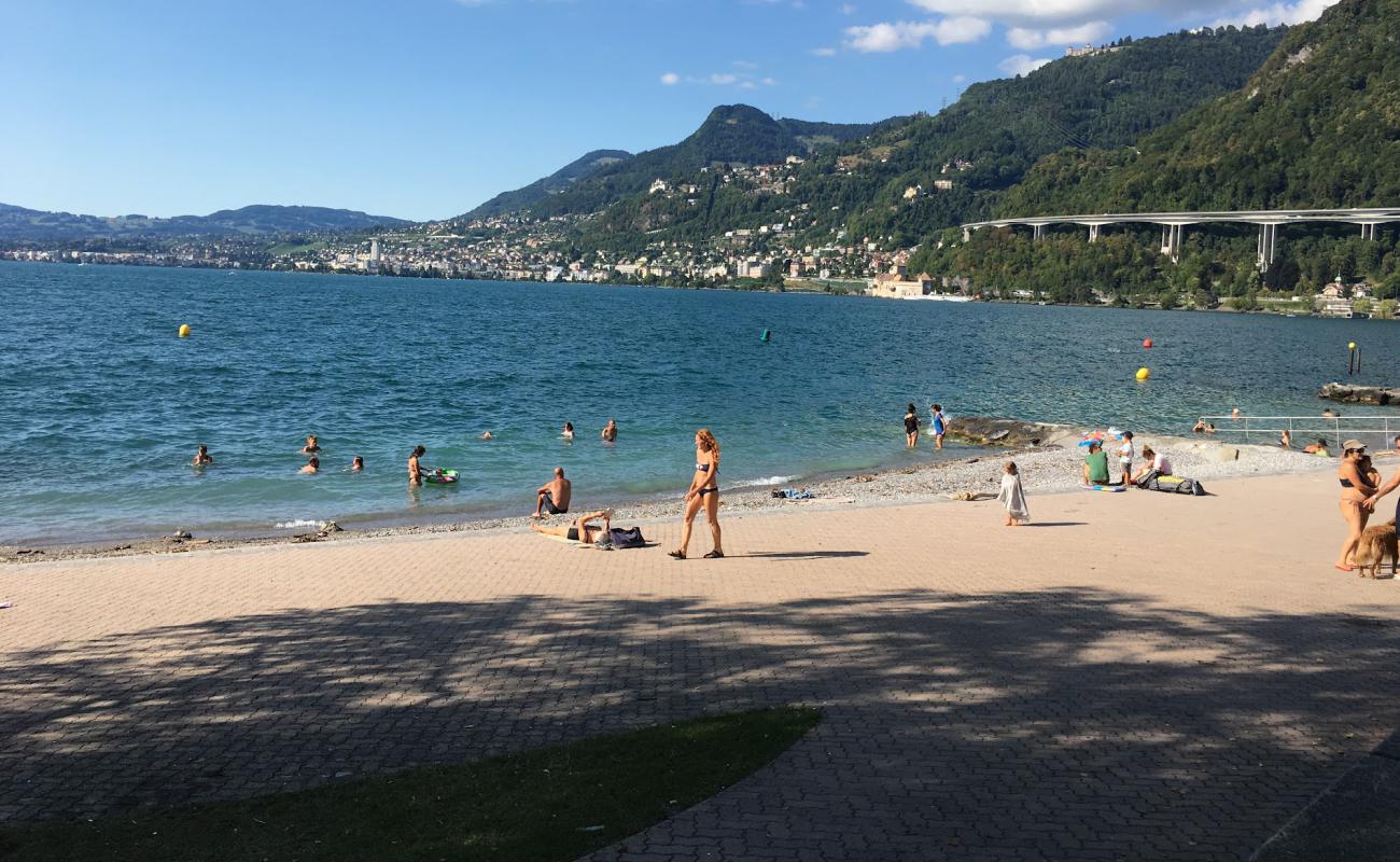 Фото Plage de Villeneuve с серая чистая галька поверхностью