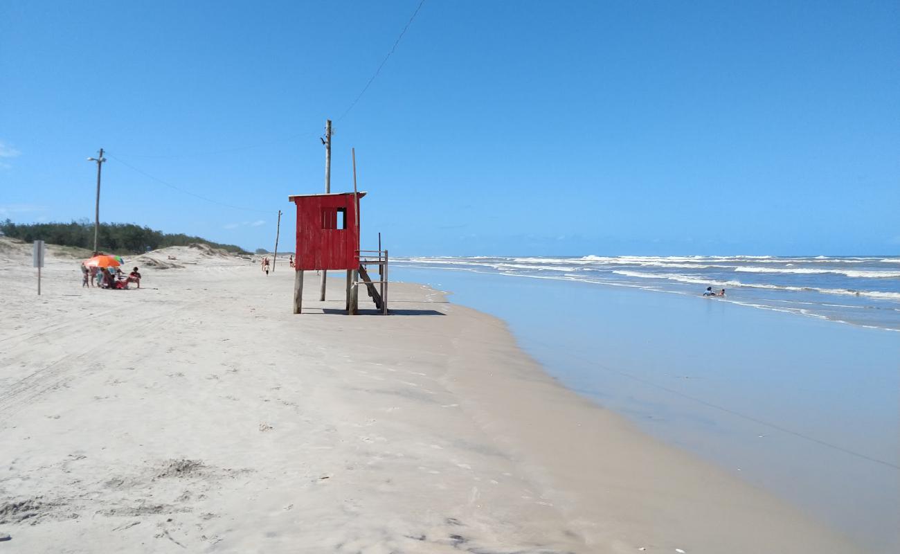 Фото Balneario Mostardense с золотистый песок поверхностью