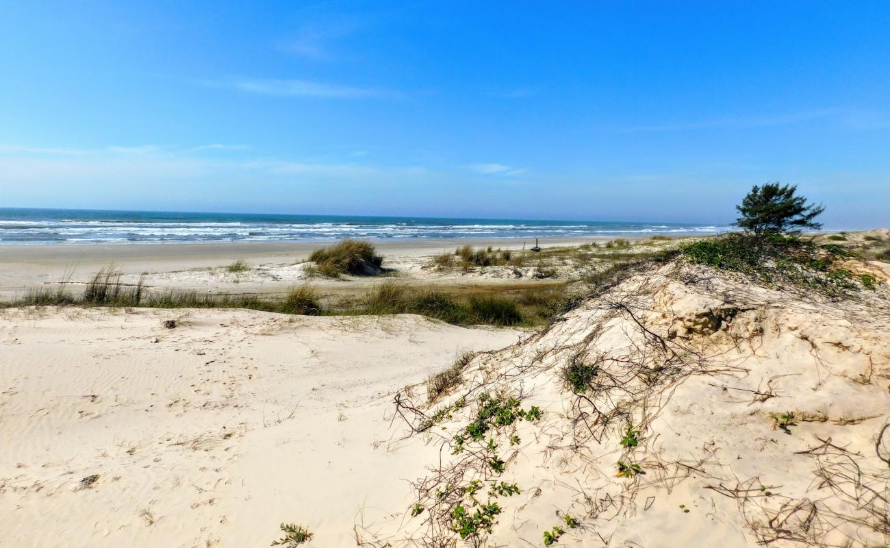 Фото Praia Curumim с золотистый песок поверхностью