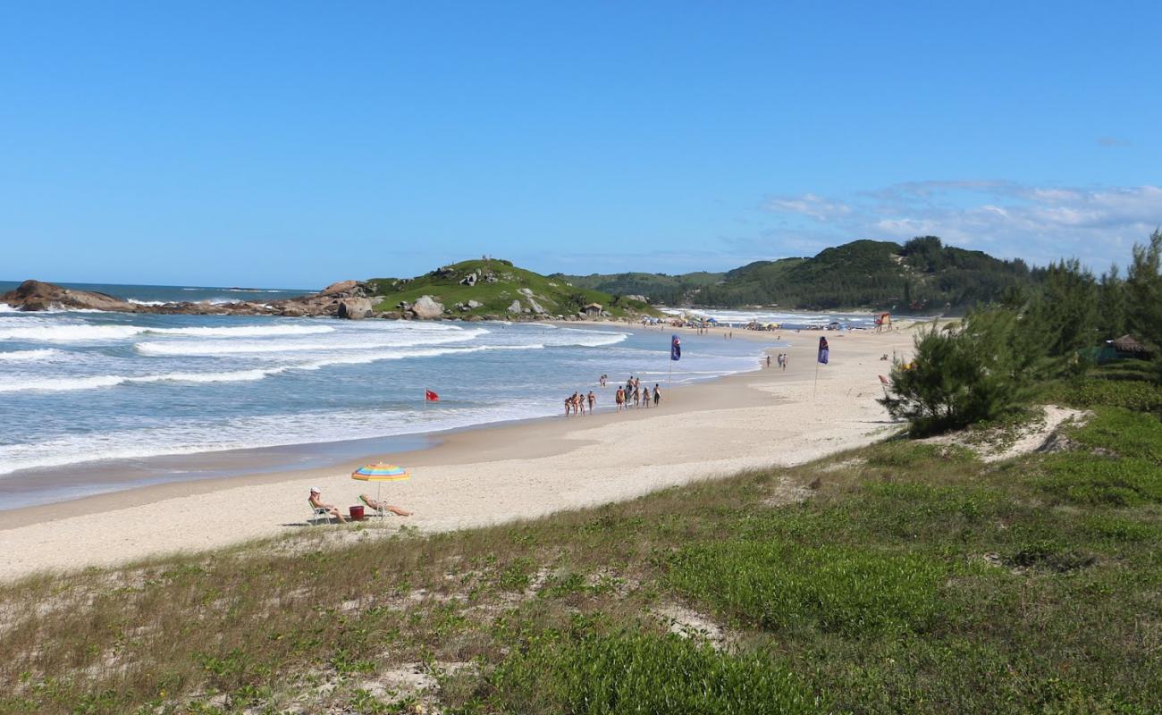 Фото Praia da Ferrugem с золотистый песок поверхностью