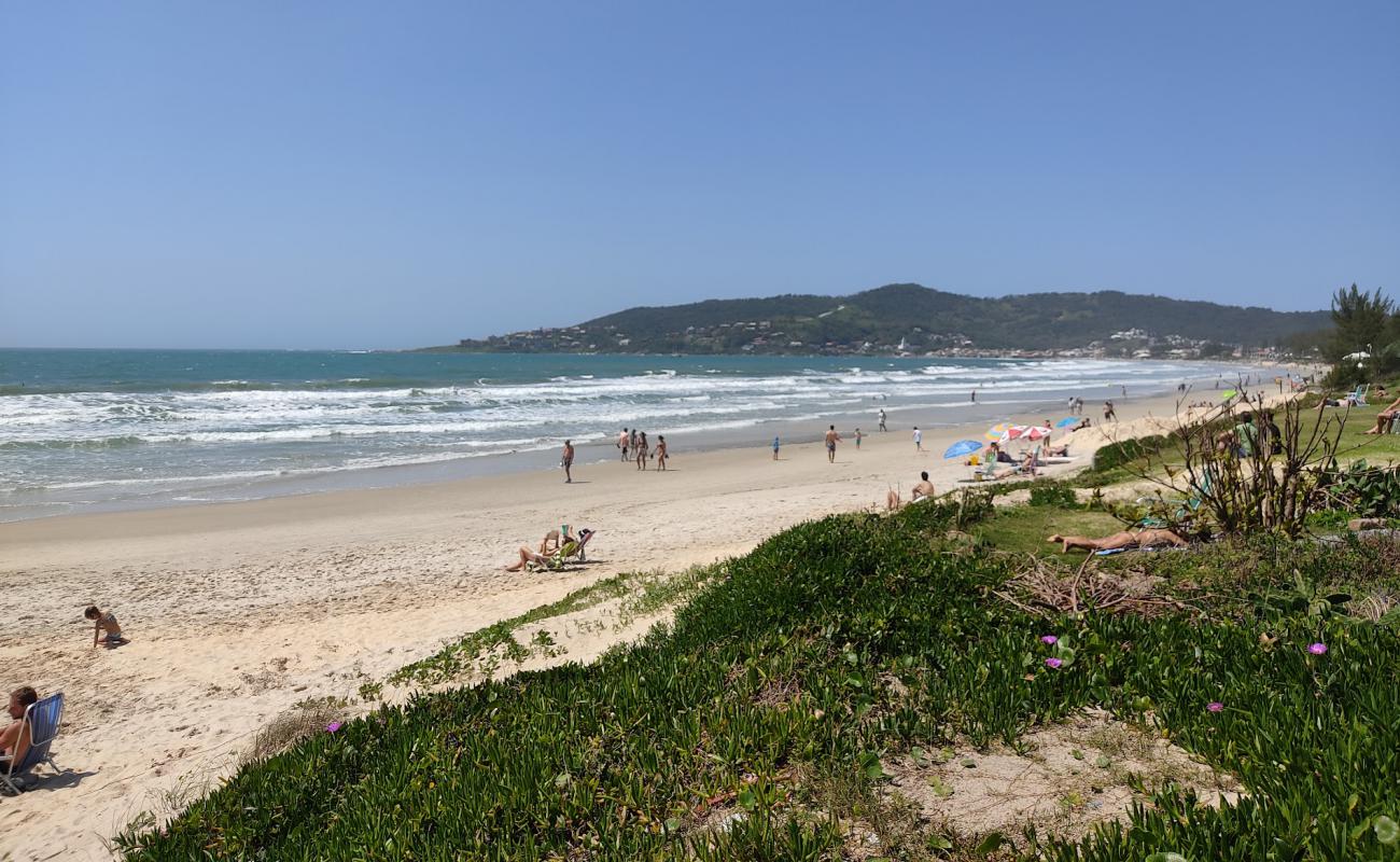 Фото Praia de Garopaba с светлый песок поверхностью