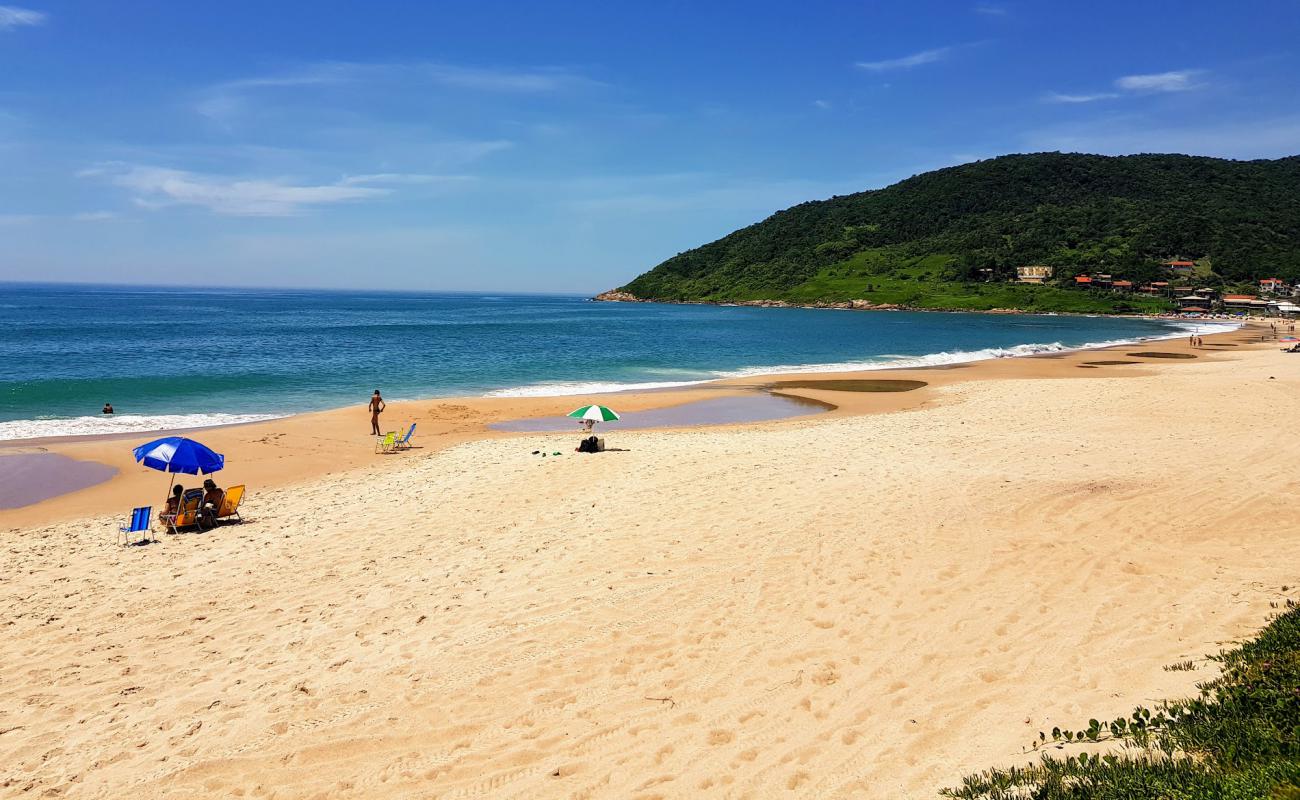 Фото Praia da Gamboa с золотистый песок поверхностью