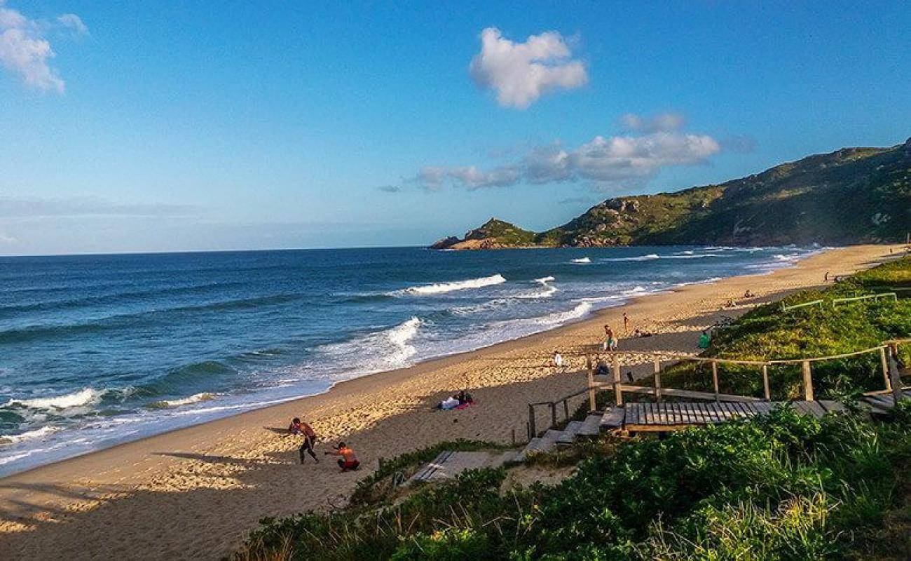 Фото Praia Mole с золотистый песок поверхностью