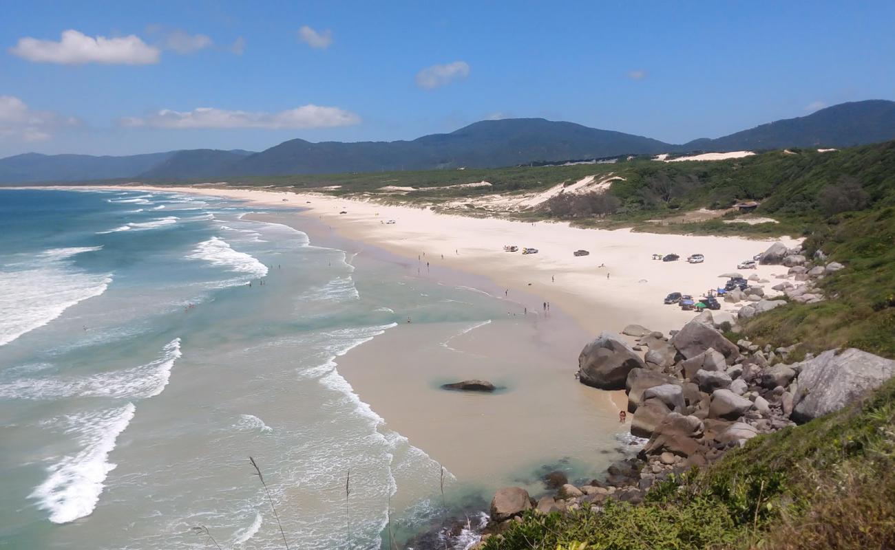 Фото Praia do Moiambique с золотистый песок поверхностью