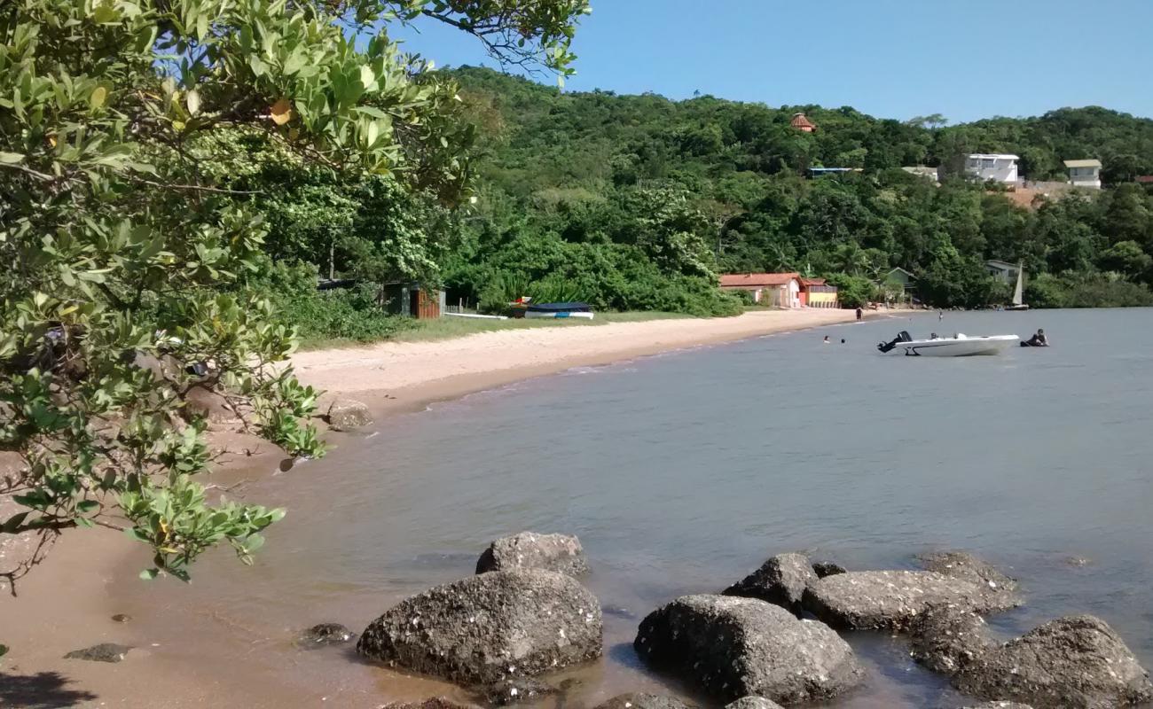 Фото Praia do Rola с светлый песок поверхностью