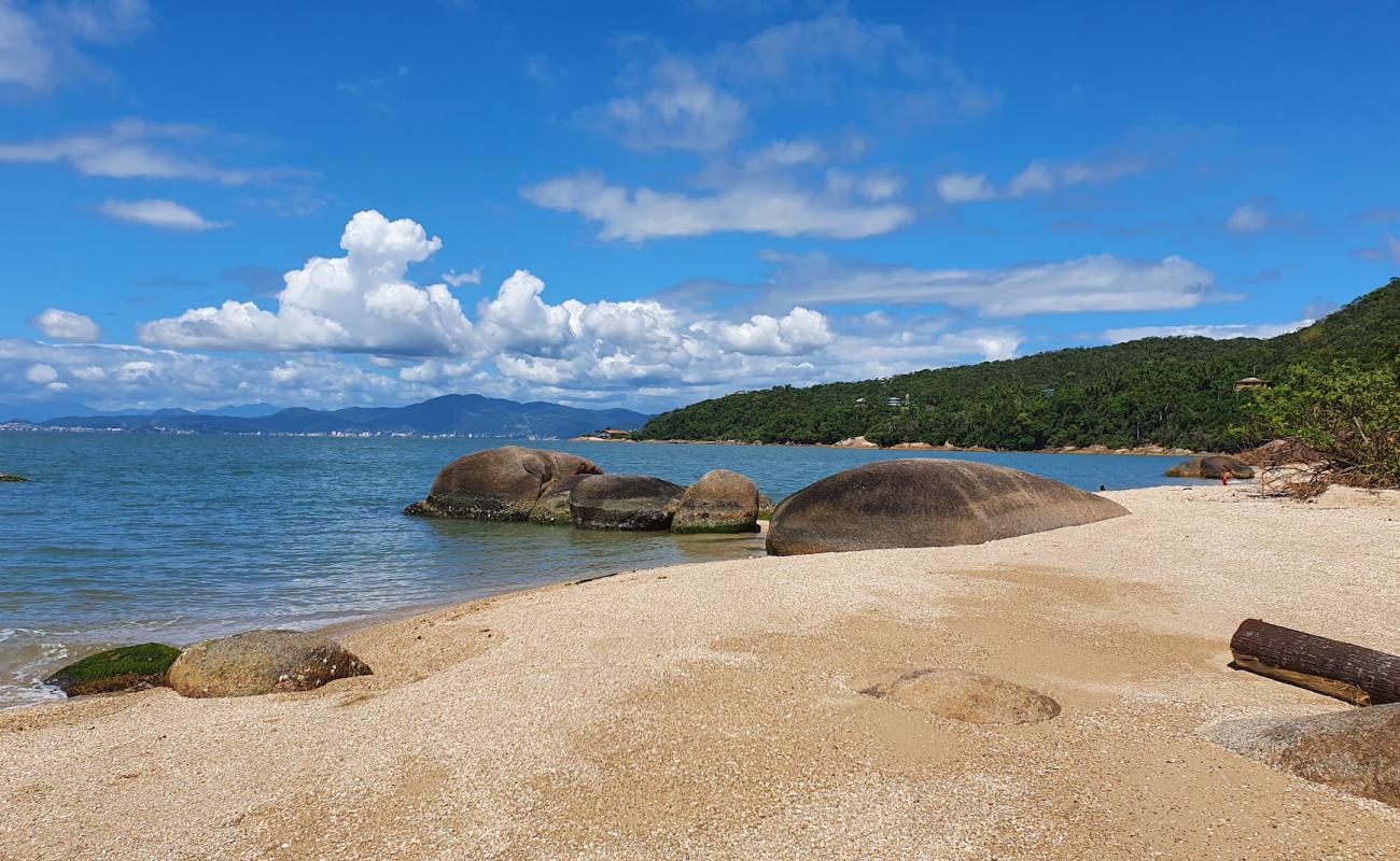 Фото Praia do Sinal с светлый песок поверхностью