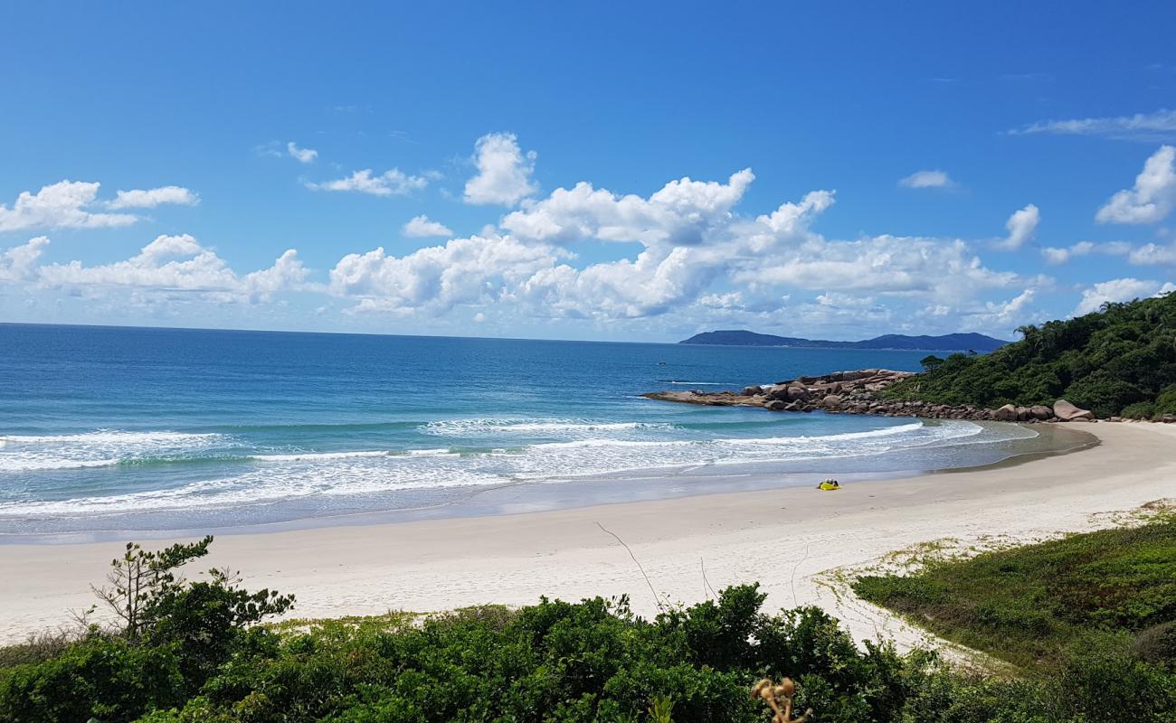 Фото Praia dos Ilheus с светлый песок поверхностью