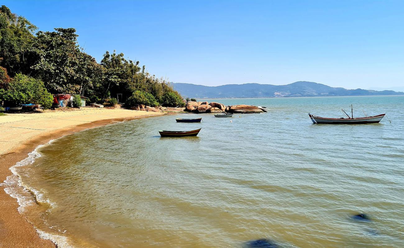 Фото Praia da Cruz с светлый песок поверхностью