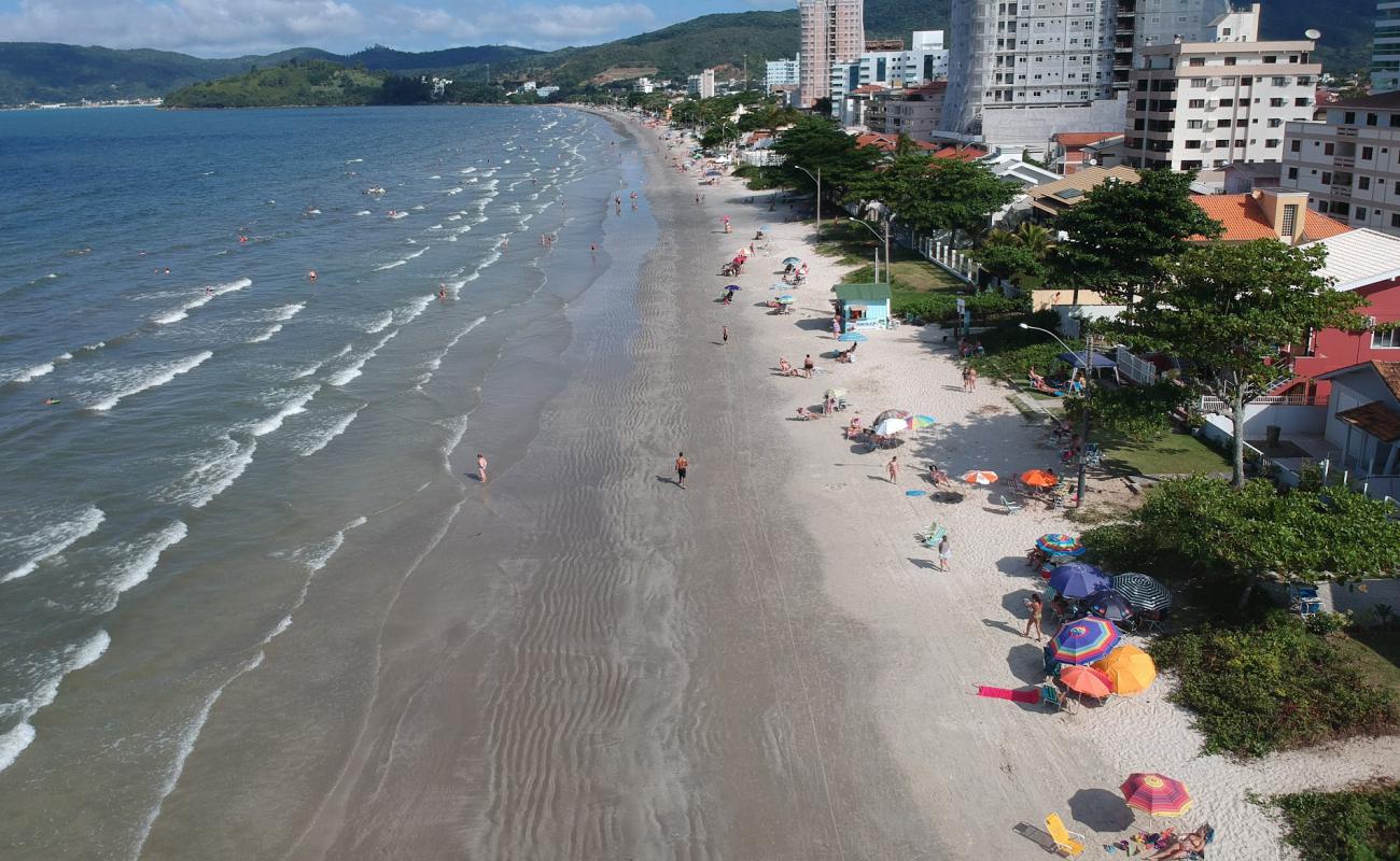 Фото Praia do Pereque с золотистый песок поверхностью